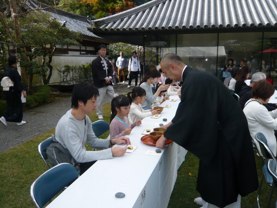 色々な方がお茶席に（僧侶方が接待）