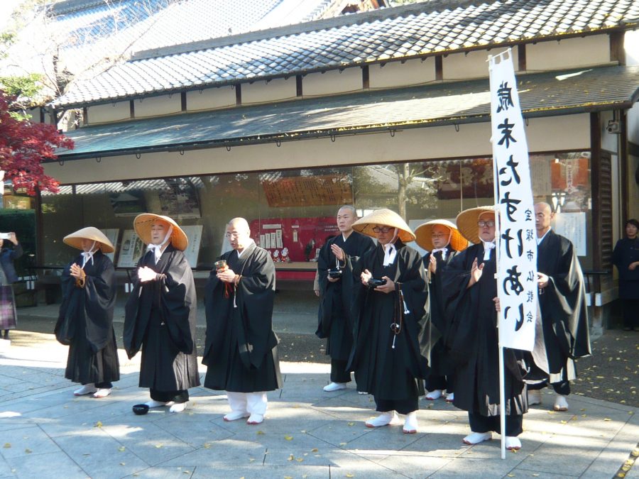 境内中央にて般若心境を唱え