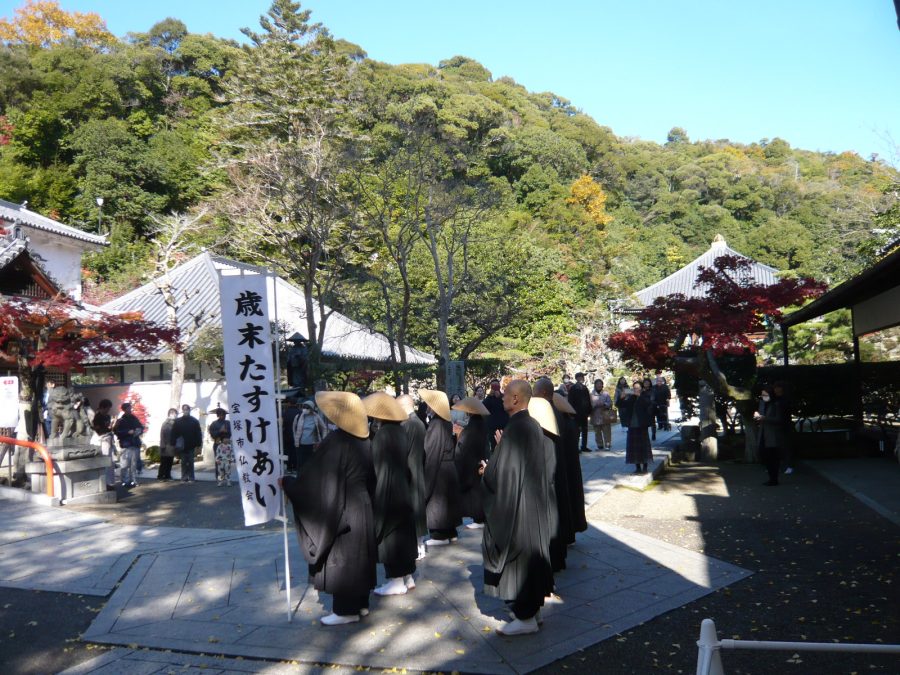 晴天の下、多くの方がお参りに