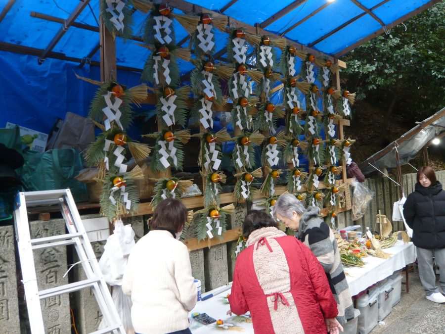 毎年末の参道のしめ縄屋さん