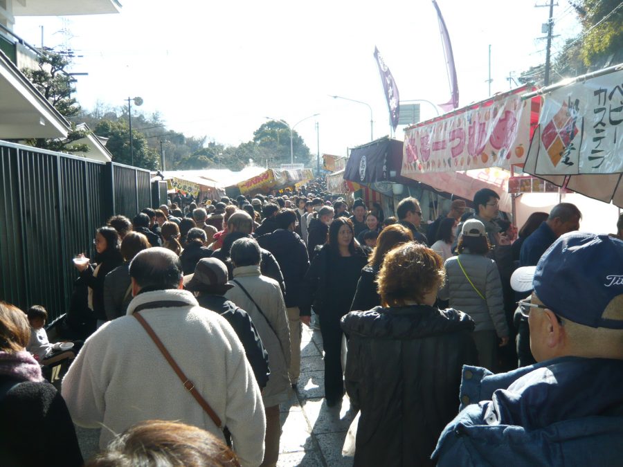 多くの露店で賑わう参道