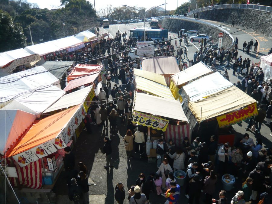 賑わう参道の出店