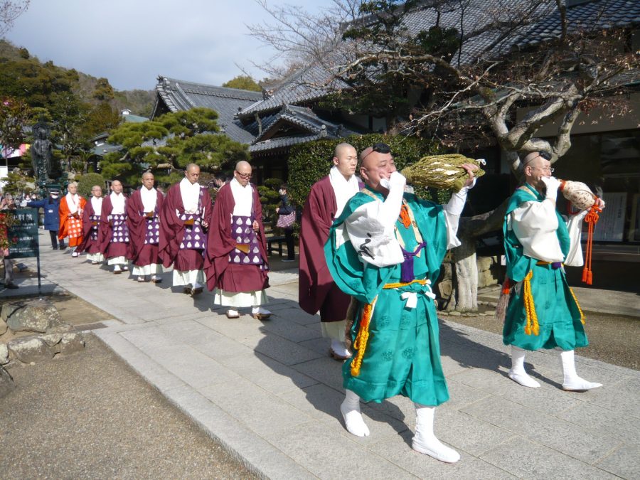 山伏の先導で上堂する僧侶方