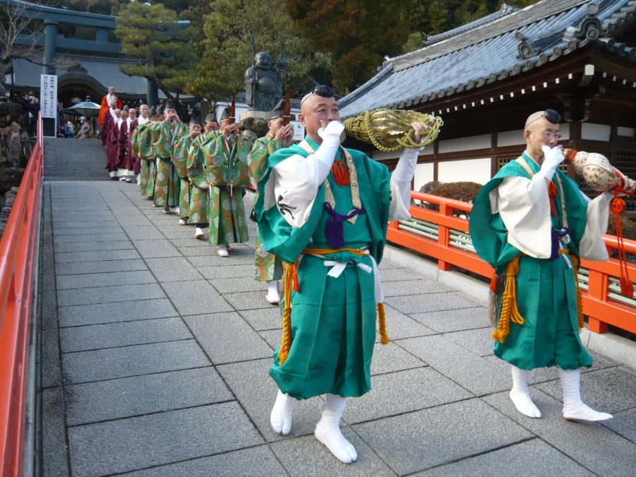 山伏、楽人の先導にて下堂する僧侶方