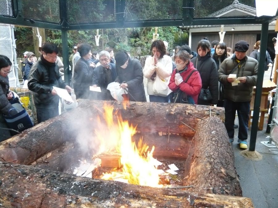 古いお札、お社などをお焚き上げ