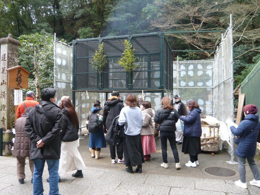 山門横での大福火