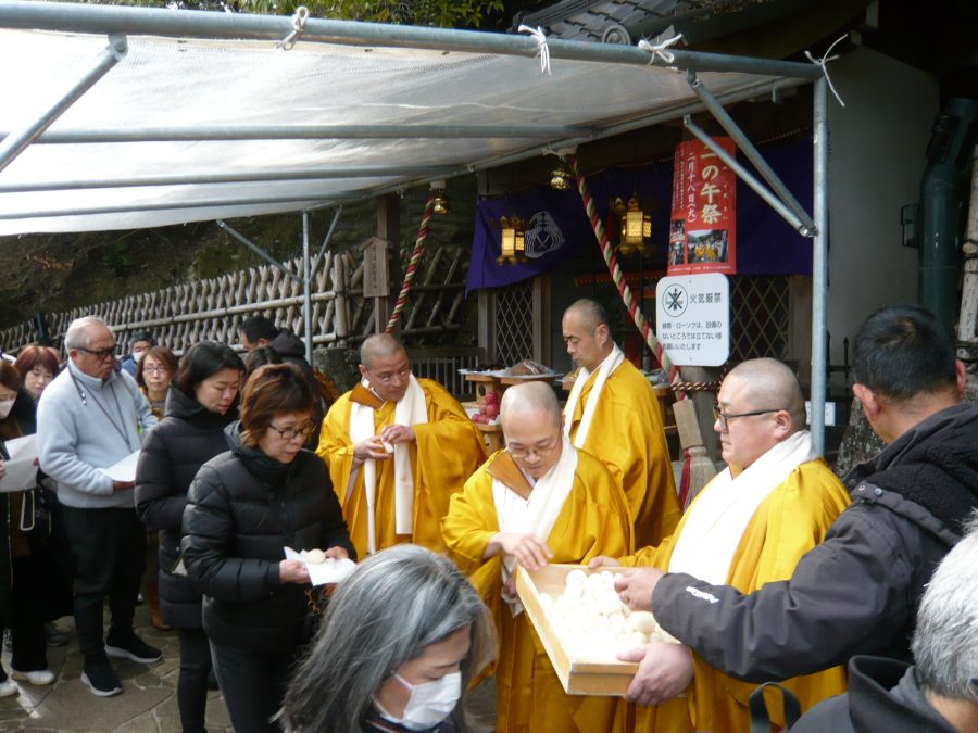 小法話後のお供物の授与